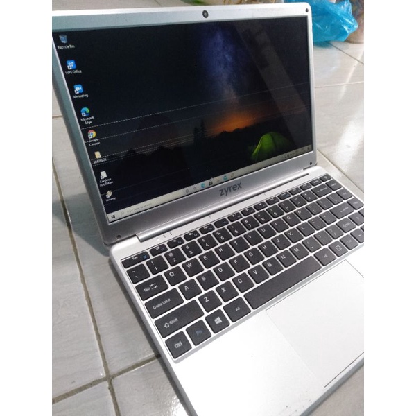 laptop zyrex sky 232 s2 minus lcd ada haris garis tipis bawah