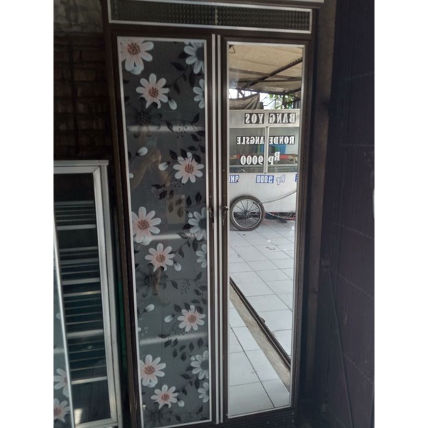 Lemari Kaca 2 Pintu Motif Bunga