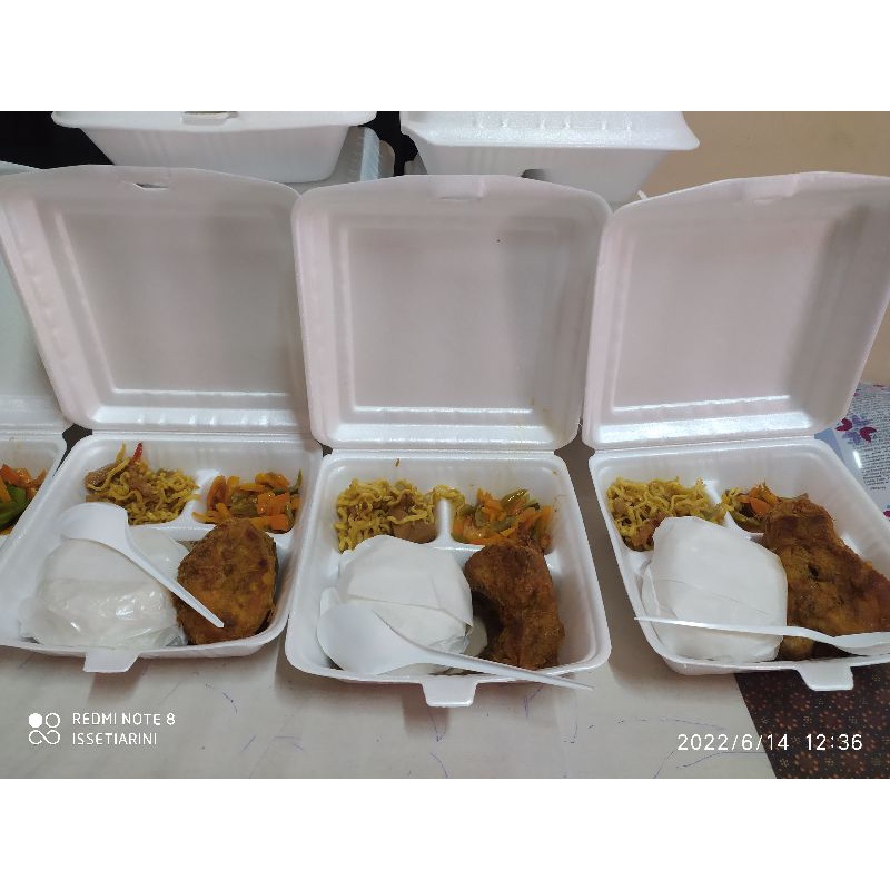 

nasi kotak 10 ribu an dan jajanan pasar 7 ribu an