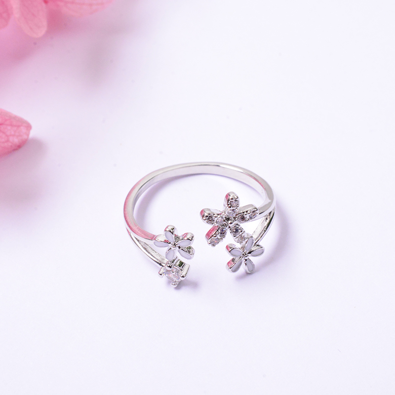 Cincin Model Terbuka Desain Bunga Daisy Warna Putih Bahan Zirconium