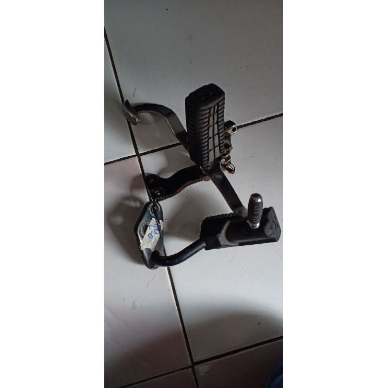 foot step depan original Suzuki Satria Fu