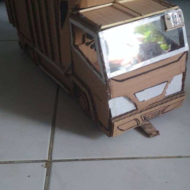 Miniatur truk dari kardus bekas