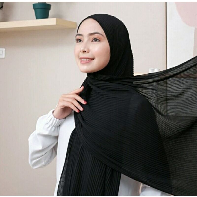 Hijab pashmina plisket full hitam tanpa garis tengah ceruty baby doll