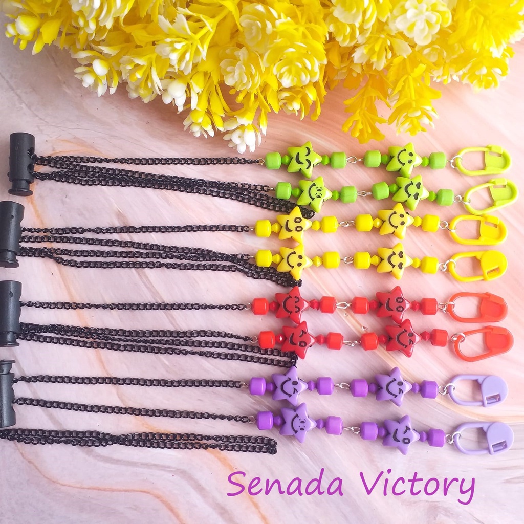 Senada Victory Kalung Masker 2 in 1 Adjustable Unik Emote lucu Strap Mask Konektor Hijab SKM08