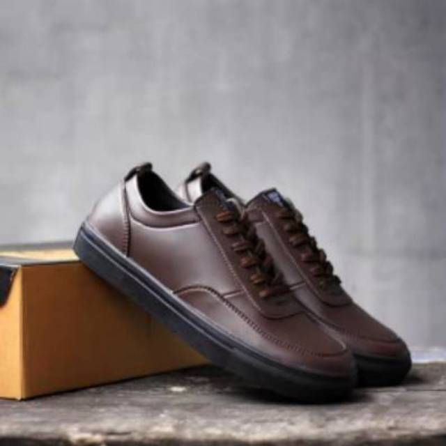 Sepatu Pria Sneakers Kulit Casual Formal Ringan Nyaman Warna Coklat Dan Hitam