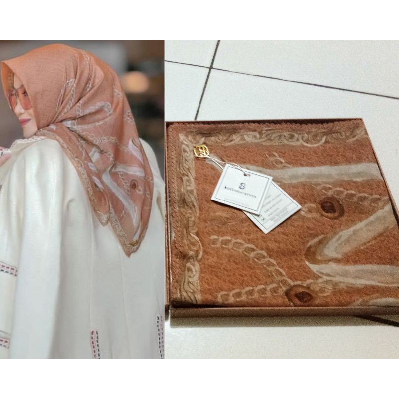 Buttonscarves The Chain Extended in Majesty