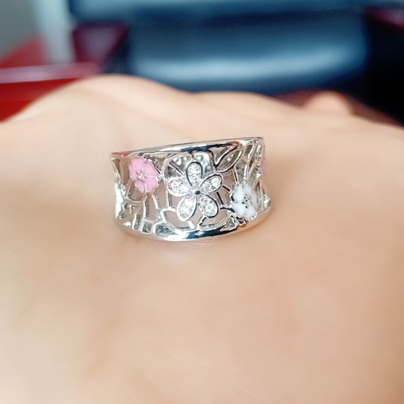 Cincin Pernikahan Kreatif Bentuk Bunga Sakura Untuk Wanita