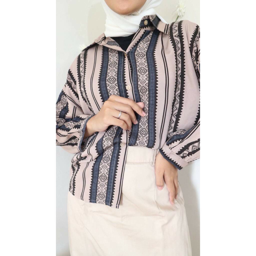 kemeja wanita long  hem motif viscouse terbaru-salur etnik krem