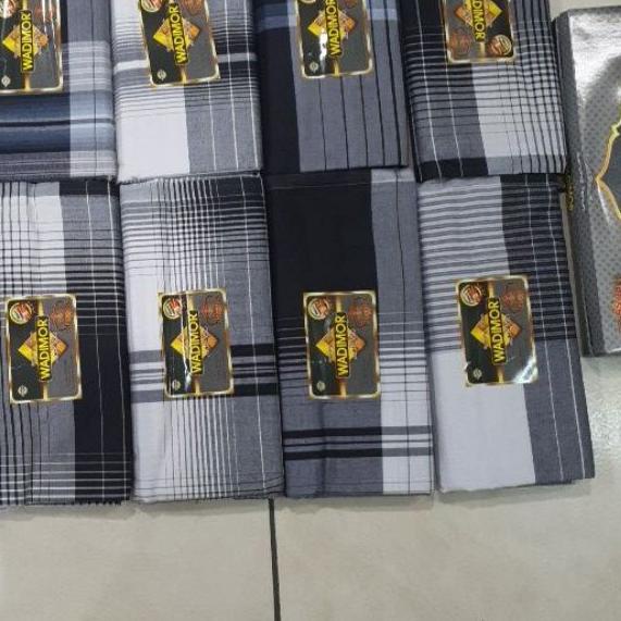 ➶ Sarung wadimor motif hitam putih ◙