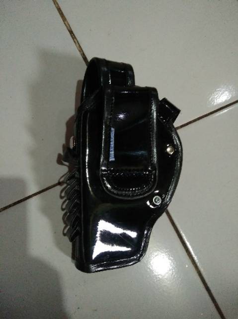 Hoster hitam mengkilap
