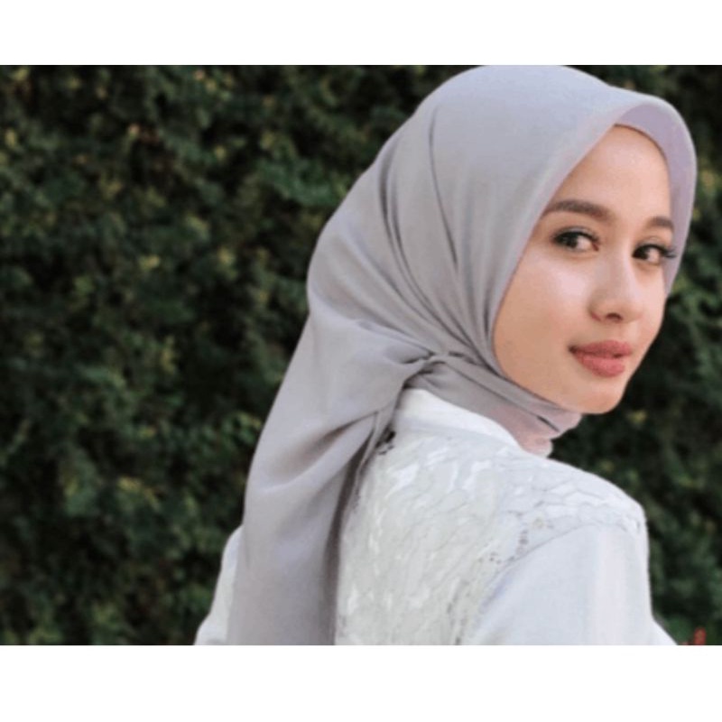 Hijab segiempat Polos- IltanaqStore