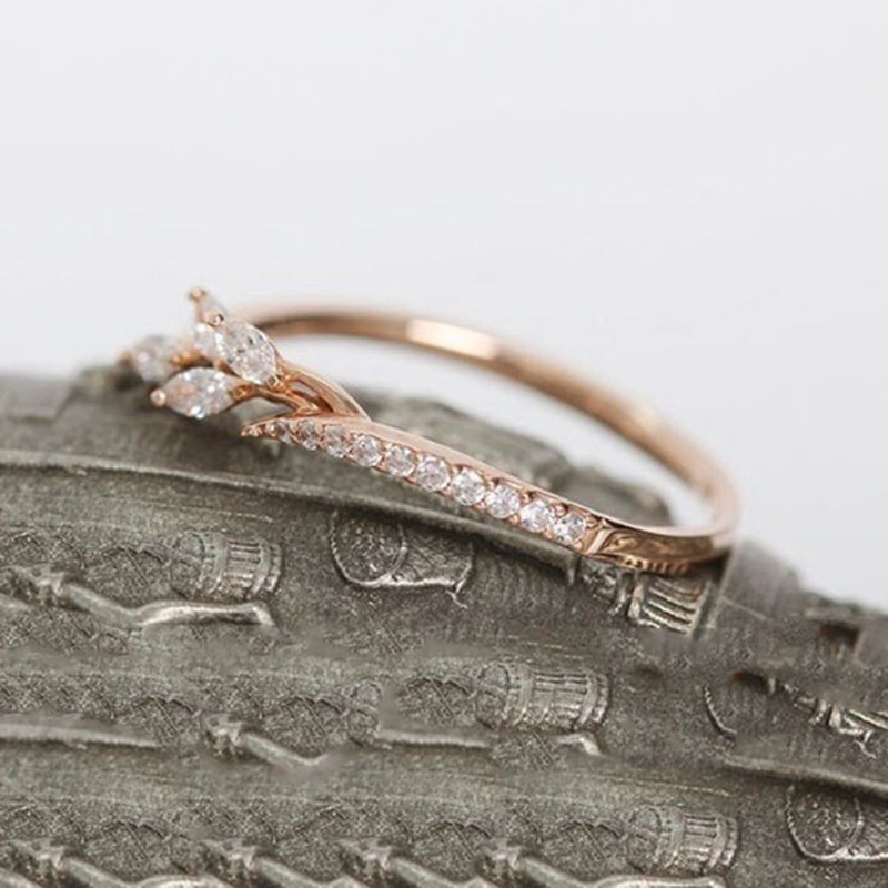 Cincin Rose Gold Wanita Bentuk Daun Hias Kristal untuk Tunangan