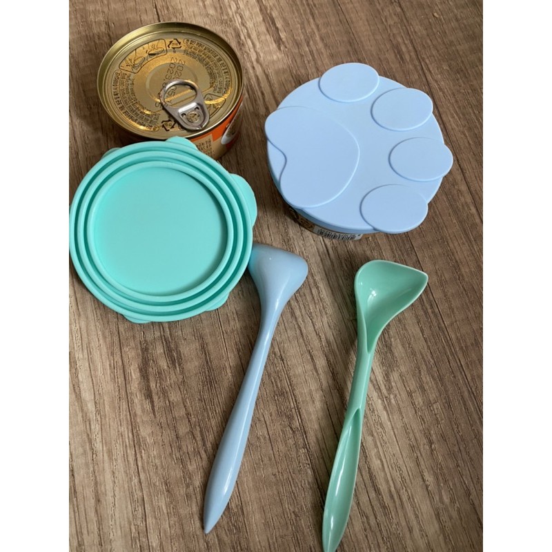 Paw meal cover with pet spoon set