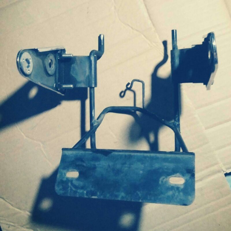 Dudukan/pangkon sett kupingan lampu depan megapro primus. ori copotan