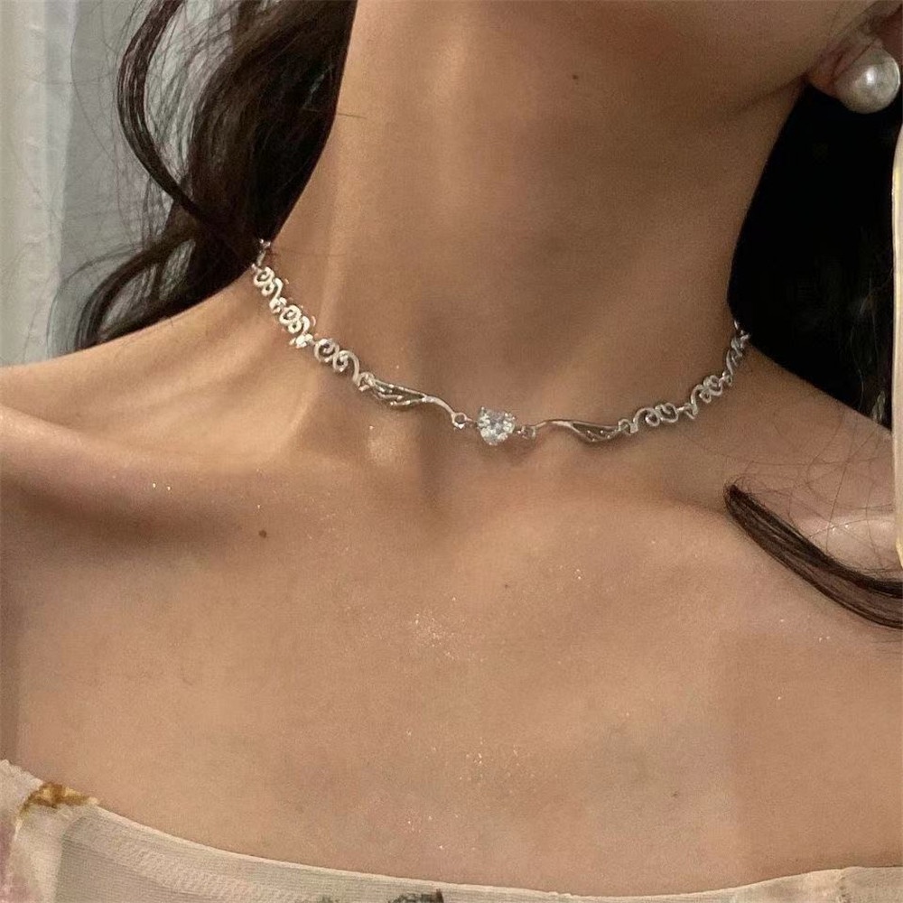 Kalung Choker Rantai Klavikula Bentuk Hati Sayap Malaikat Aksen Berlian Gaya retro Elegan Untuk Wanita