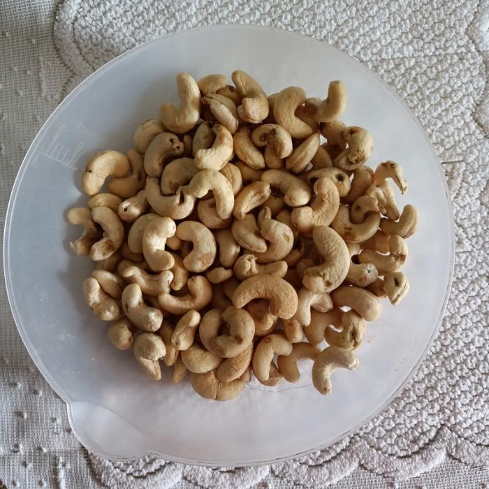 

Kacang Mede, mete, mente mentah 1 kg
