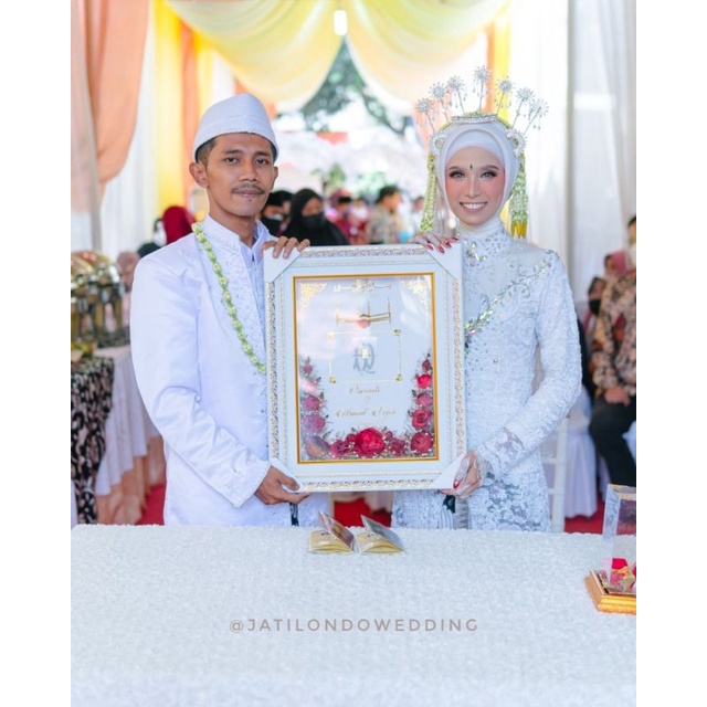 BINGKAI MAHAR PERNIKAHAN PUTIH ELEGAN DENGAN BUNGA MERAH