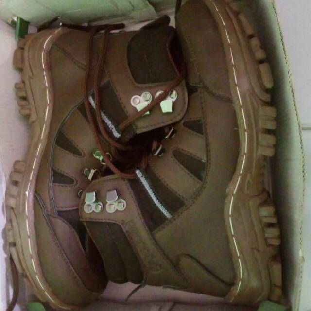 Sepatu safety crocodile