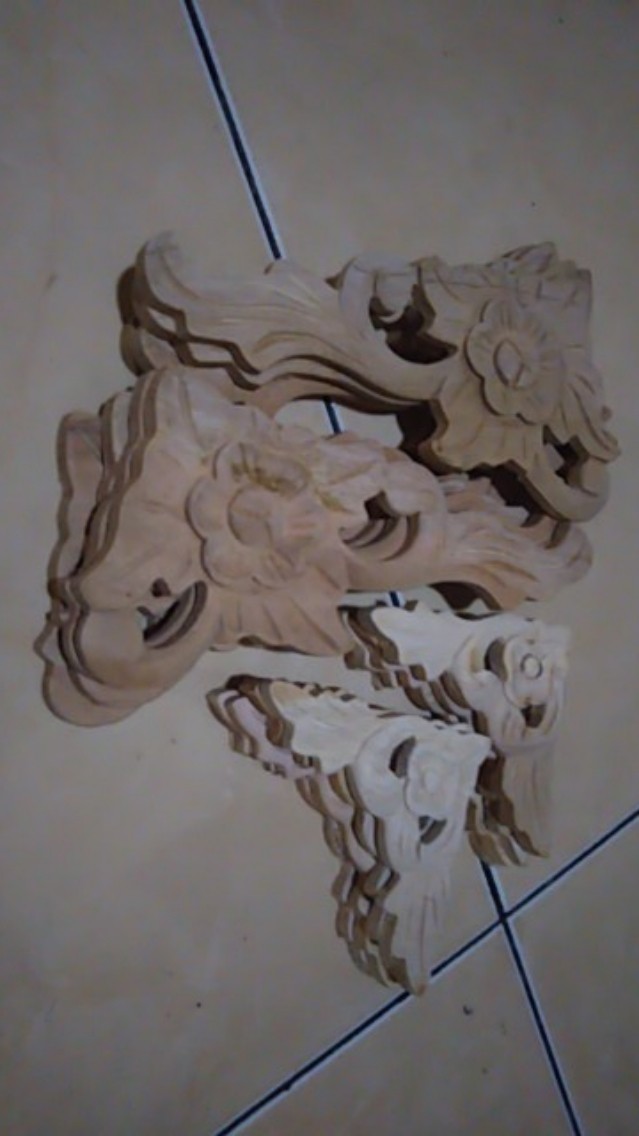 Ukiran Sudut Ornamen Tempel Bahan Kayu Motif Pacul  18 X 9,5cm