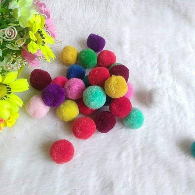 

Pom pim halus vanget uk 2,5cm isi 12pcs