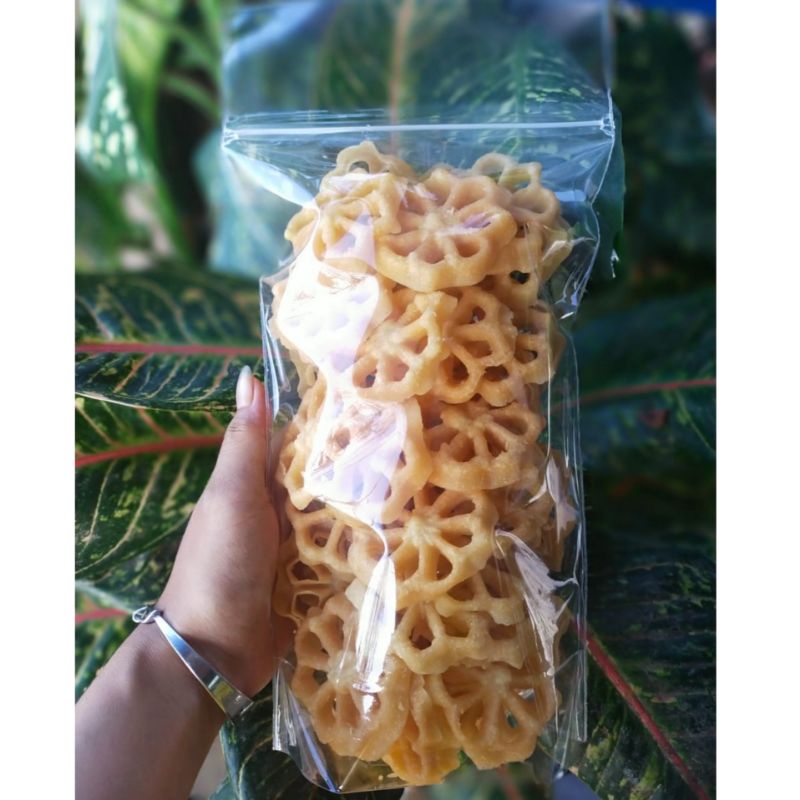 

KUE KEMBANG GOYANG