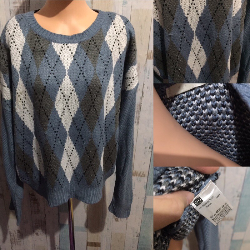 Sweater Biru Motif Ketupat GU