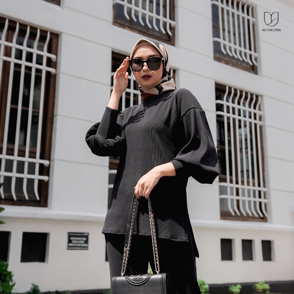 Alunicorn - Zaara Pleats -  Blouse Wanita - Pants Wanita-Blouse Black