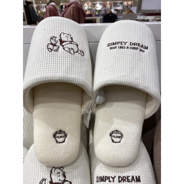 SANDAL RUMAH WINNIE THE POOH UNISEX - UNIQLO