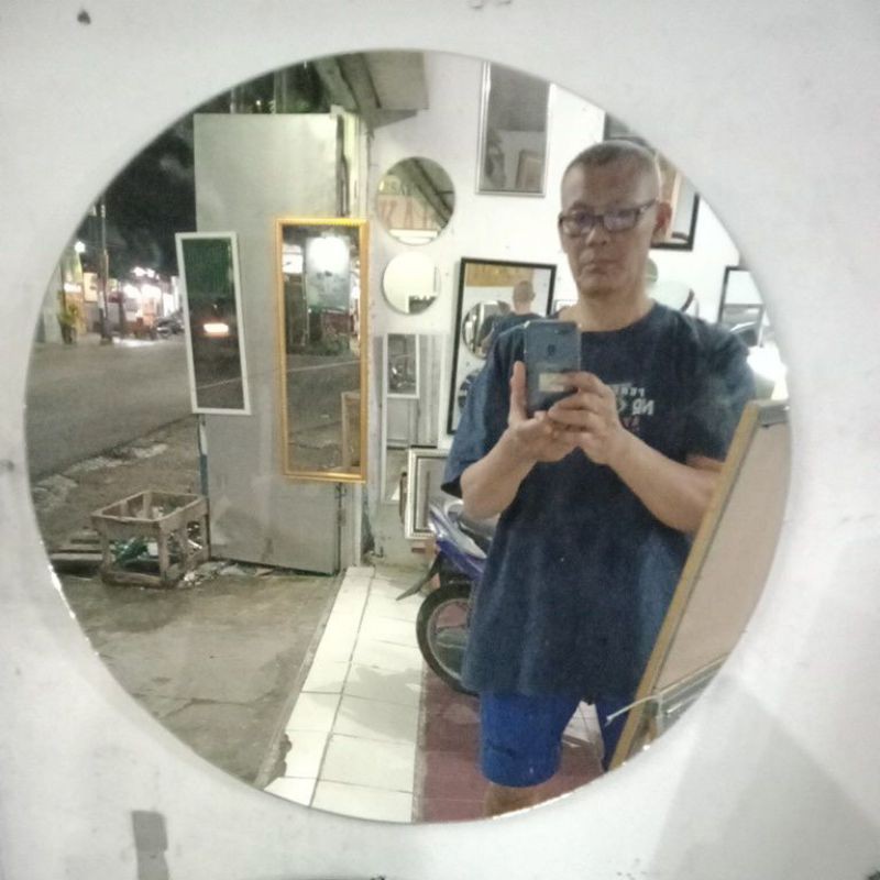 cermin bulat D30cm/cermin dinding/ada tali gantungan nya/cermin gantung/cermin kamar mandi/cermin wastafel/cermin rias.