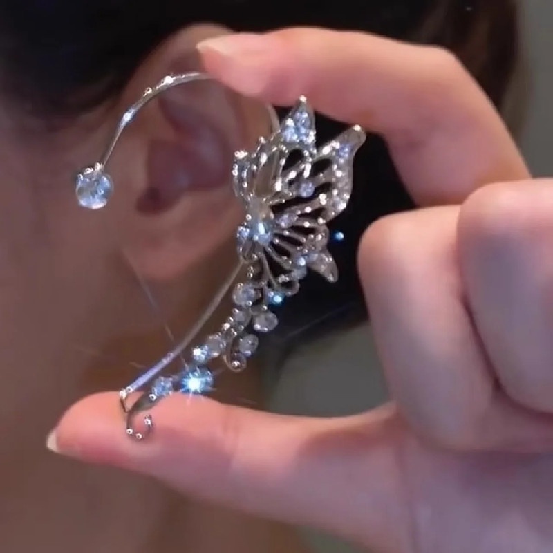 Anting Klip Desain Sayap Kupu-Kupu Hollow Hias Kristal Berlian Imitasi Gaya Korea Untuk Wanita