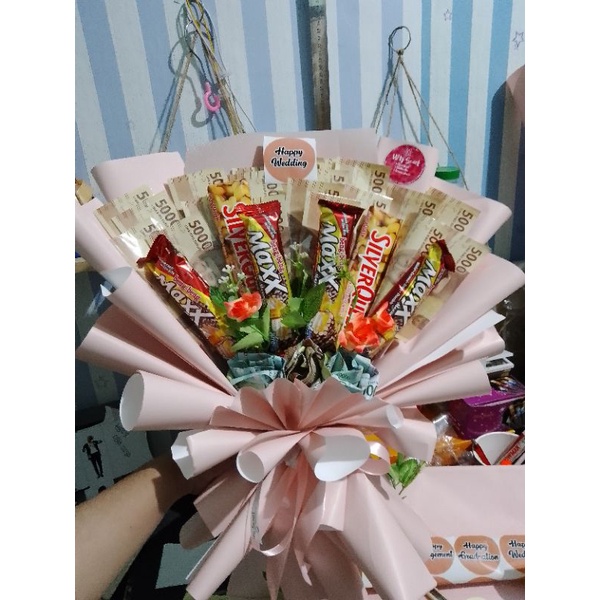 

Buket Uang Mainan dan cokelat