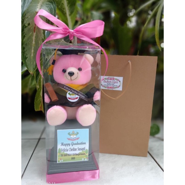 Trophy Boneka wisuda