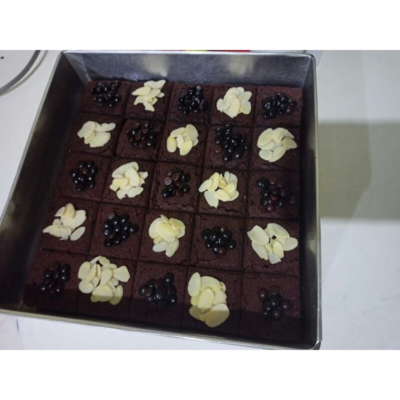 

Brownies panggang sekat dengan 2 topping ukuran 24x24