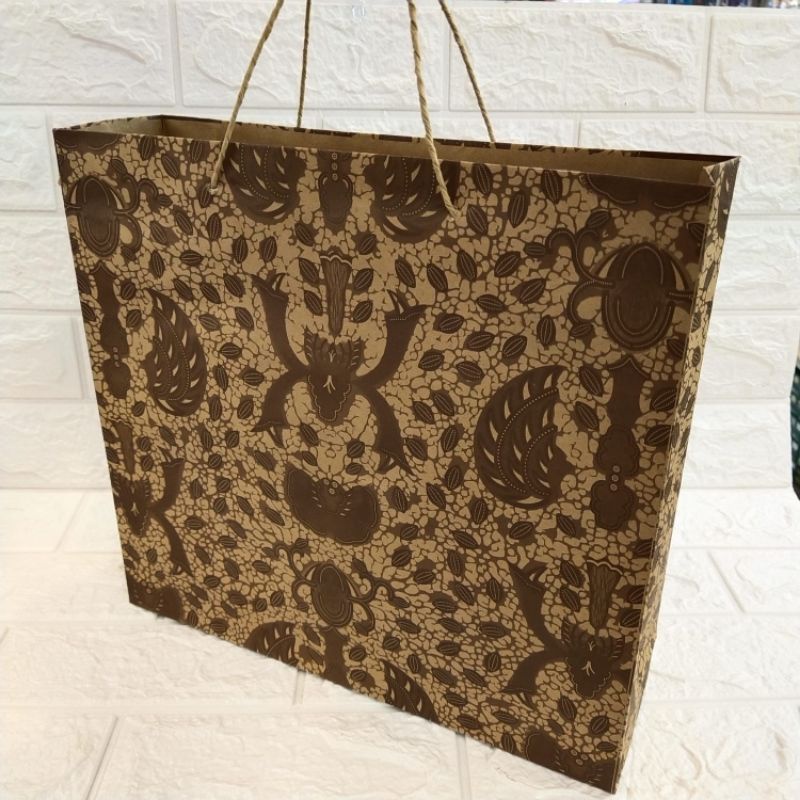 

PAPER BAG MOTIF BATIK UK.34x32x9cm.1 PAK ISI 12pcs