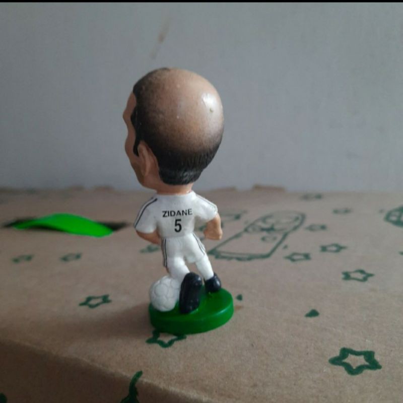 Miniatur Zinedine Zidane Kostum Real Madrid / T = 7 cm