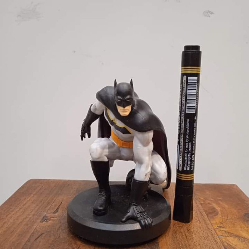 static figurebatman statue posetinggi sekitar 5 inchbahan pvcdetail original loose packminor defectC