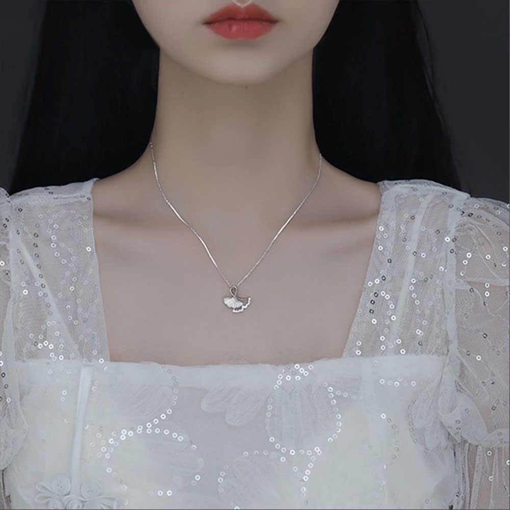 1pc Kalung Rantai Choker Liontin Daun Ginkgo Warna Silver Untuk Wanita