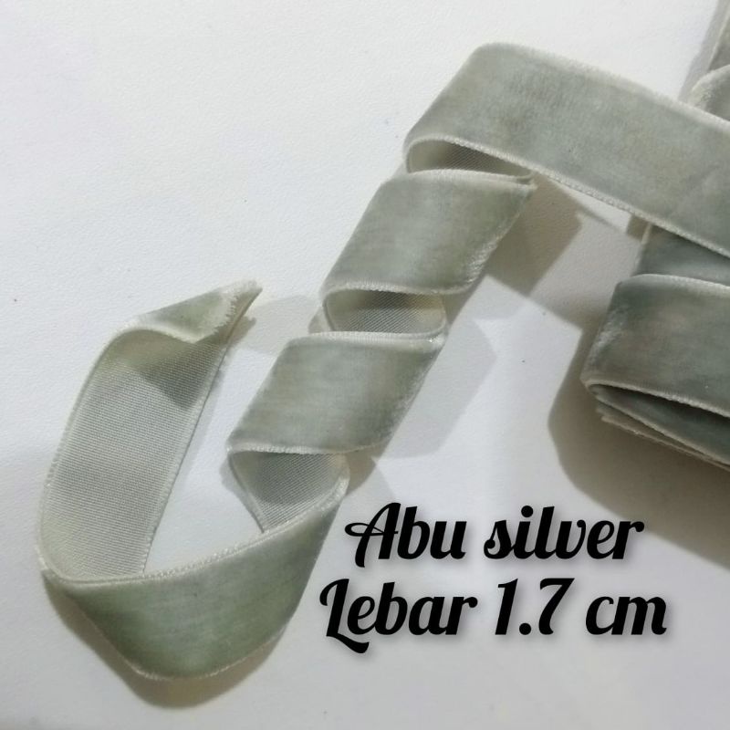 

per rol 15 meter,pita bludru/velvet warna abu silver lebar 1.7 cm