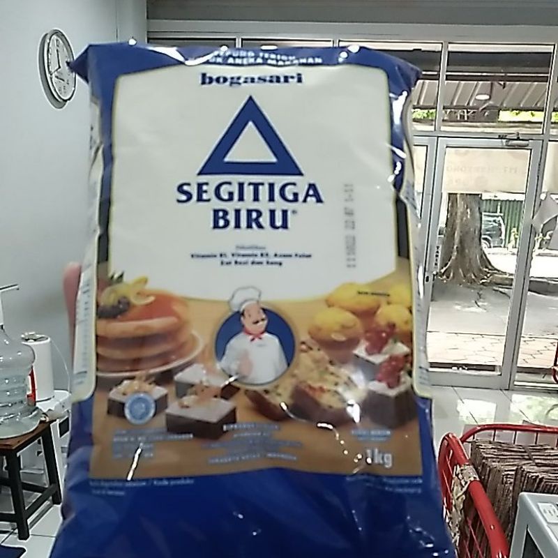 

tepung terigu segitiga premium 1kg