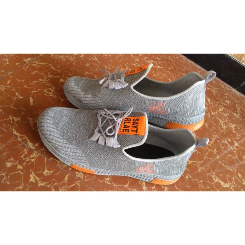 [Preloved] Sneakers sepatu lari olahraga pria abu oranye orens karet rubber crocs