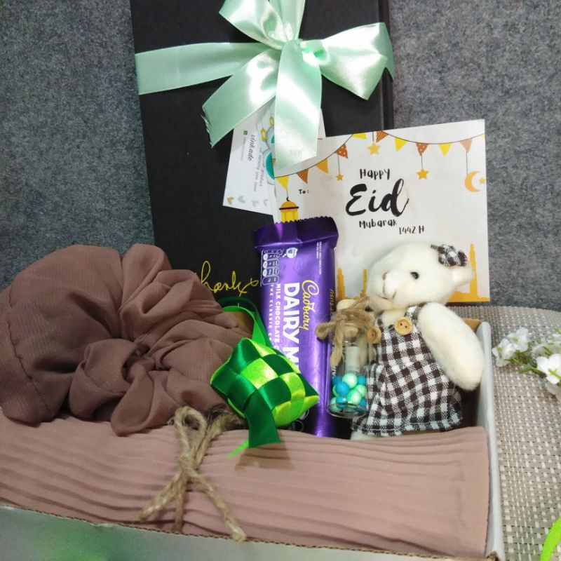 

Parcel/Hampers Lebaran Murah 1 Kado Hijab Unik Dengan Message In The Bottle