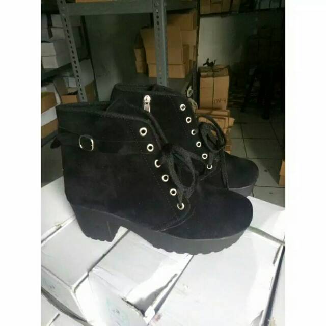 A06 Sepatu Boot Wanita Ziper Hitam