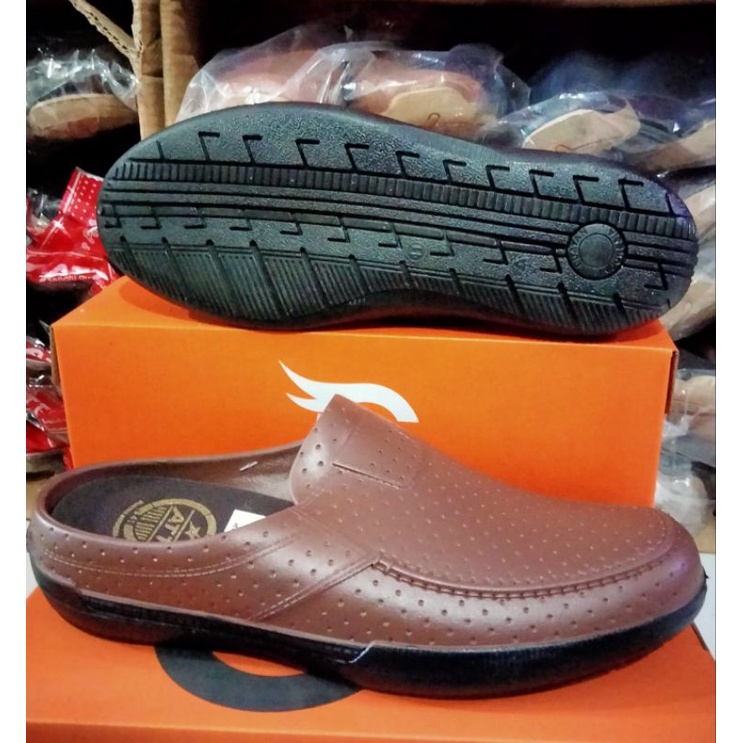 sepatu slop pria terbuat dari karet pul