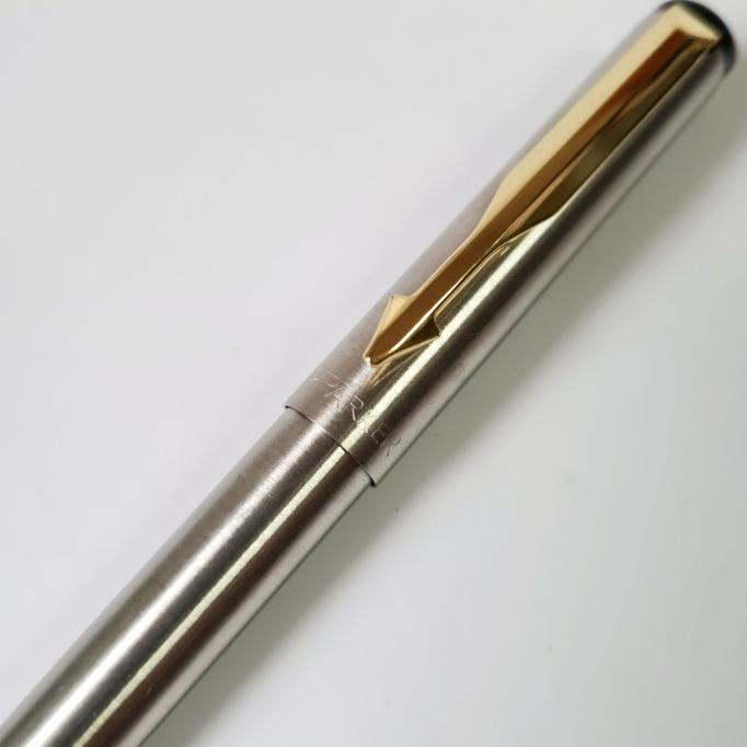 

PROMO CLEARANCE PARKER VECTOR STAINLESS STEEL GOLD TRIM (klip silver)