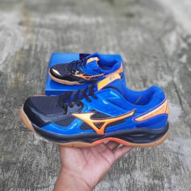 Sepatu volly mizuno twiser 4 gratis kaos  kaki  size 40 41 