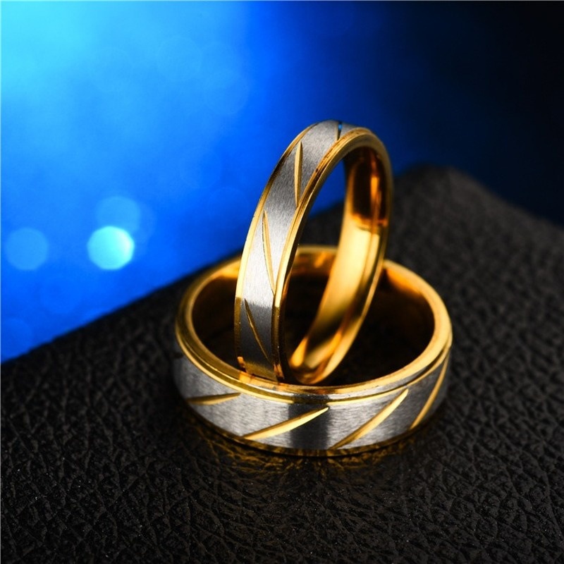 Cincin Bahan Titanium Steel Lapis Emas 18K Ukuran 4 / 6mm Untuk Pria Dan Wanita