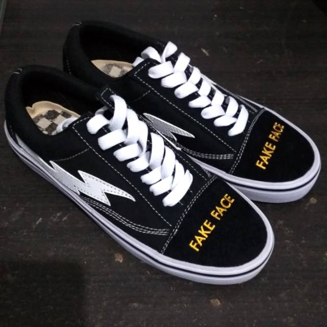 Sepatu Word Division Fake Face - Black