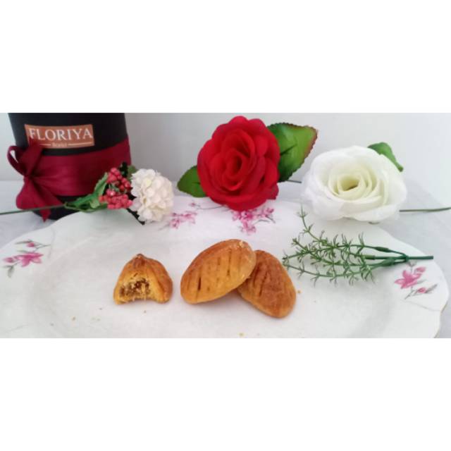 

KUE NASTAR DAUN ISI NANAS 20GRAM PACKING MIKA ISI 12KUE