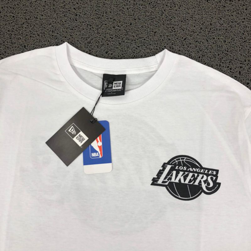 KAOS NEW ERA X LAKERS LA X NBA LARGE BACK LOGO WHITE PREMIUM TEE