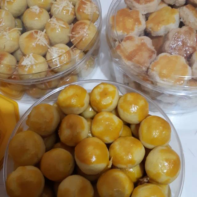 

Kue kering Nastar dan kue kacang, enak, gurih dan renyah... endol pokoknya...